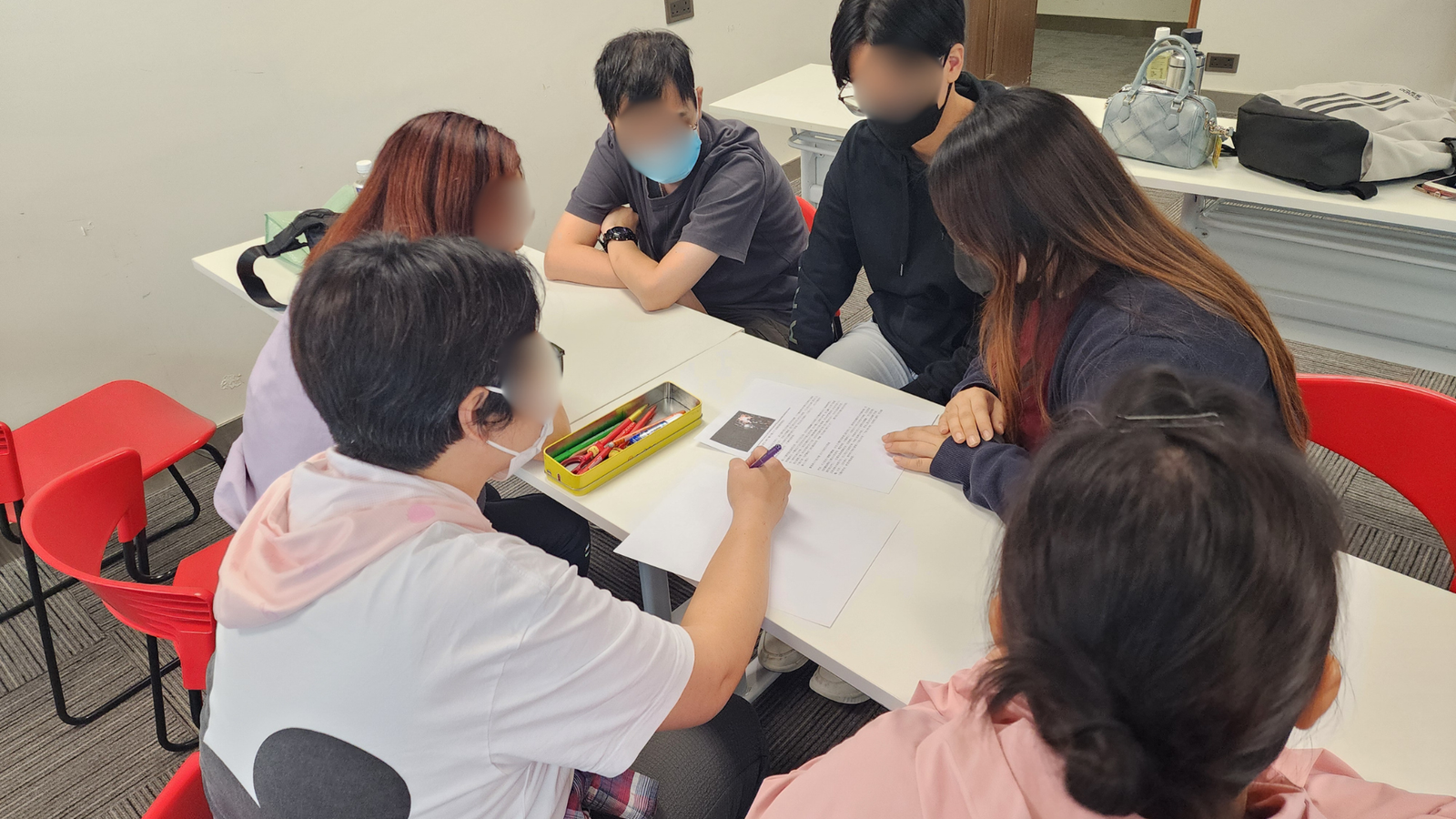 學員分組討論家庭與機構應變計劃