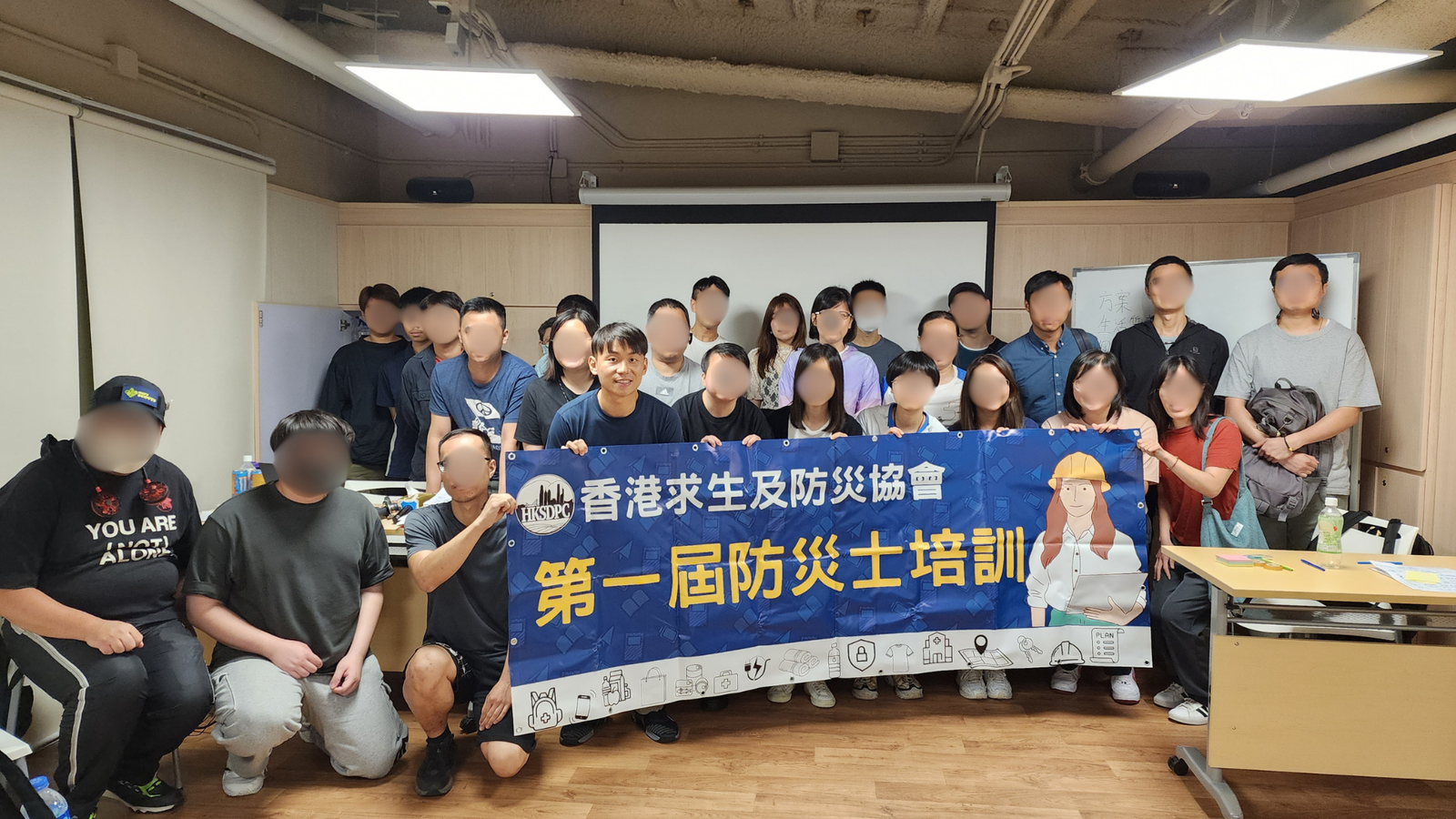 歷屆香港防災士學員完成課程及獲頒證書合照